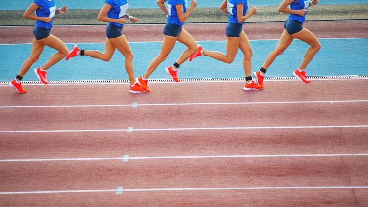 中超俱乐部欠薪问题严峻，准入审核难度大，职业化进程仍不完善。